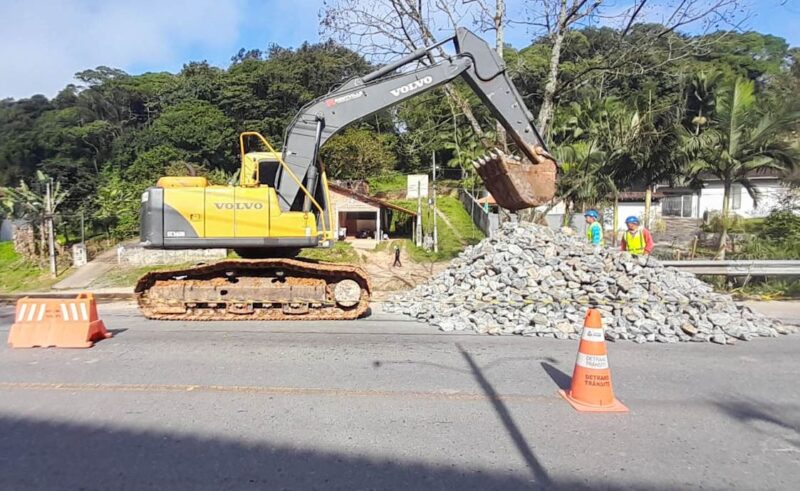 Companhia Guas De Joinville Trabalha Em Obra Na Rua Monsenhor Gercino