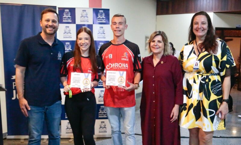 Prefeitura homenageia atletas e técnicos que ganharam troféu de Campeão