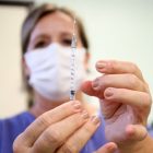 Vacinadora prepara a vacina contra a Covid-19 para ser aplicada