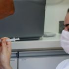 Enfermeira aplica a vacina contra a Covid-19