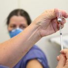 Vacinadora prepara a vacina contra a Covid-19 para ser aplicada