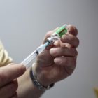 Vacinadora prepara aplicação da vacina contra a Covid-19