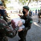 Militares do exército auxiliam a descarregar doações recebidas pela Prefeitura de Joinville