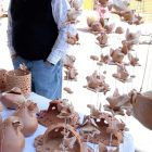 peças de cerâmica em exposição durante feira