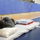 Homem dorme no abrigo emergencial no Ginásio Abel Schulz