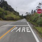 sinalização indica ponto de pare em rua que dá acesso à Comunidade Lagoa Grande