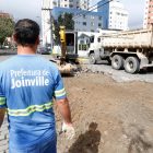 Servidor da Prefeitura de Joinville e máquinas aparecem em obras da rua Eugênio Moreira