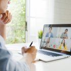 Pessoa acompanha reunião on-line, em frente a um computador