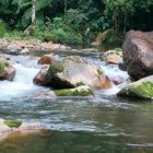 imagem de um rio preservado com pedras