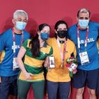Equipe brasileira de tênis de mesa posa para foto com medalhas nas Paralimpíadas de Tóquio