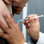 Vacina é aplicada em paciente
