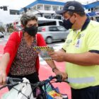 Agente de trânsito orienta ciclista durante blitz educativa