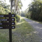 Placa identifica trilhas no Parque Caieira