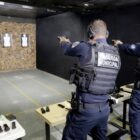 Dois guardas municipais treinam em estande de tiro