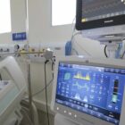 Imagem de um leito de hospital com equipamentos de monitoramento