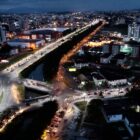 foto aérea e noturna mostra o movimento de veículos na região central de Joinville
