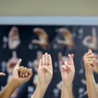 seis mãos de pessoas diferentes soletrando a palavra libras em alfabeto manual da língua brasileira de sinais