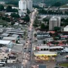 foto aérea mostra movimento de veículos na rua Ottokar Doerffell