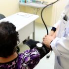 médico afere a pressão de paciente