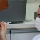 Vacinadora aplica a vacina contra a Covid-19 em paciente