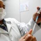 Vacinadora prepara seringa com imunizante contra a Covid-19