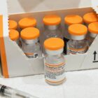Vacina para crianças tem frasco diferente e com cor laranja