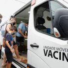 Crianças recebem vacina em Unidade Móvel