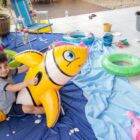 Crianças se divertem com brinquedos e espaços especiais em CEI