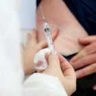 Profissional aplica vacina em paciente