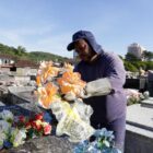 Trabalhador retira embalagens de flores que podem acumular água