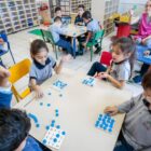 Crianças brincam em sala de aula