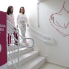Duas mulheres descem escada da Clínica Especializada em Saúde da Mulher