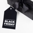 Imagem de um presente com uma etiqueta em preto escrito black friday