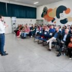 secretário de Desenvolvimento Econômico e Inovação de Joinville fala para plateia em auditório