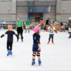 Crianças patinam no gelo