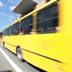 imagem de um ônibus amarelo em movimento