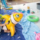 Crianças pequenas brincam com brinquedos infláveis em centro de educação infantil