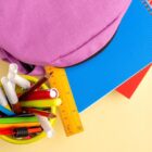 Materiais escolares como caneta, régua e lápis