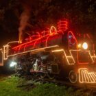 Locomotiva com luzes e enfeites de Natal