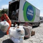 Trabalhadores fazem o recolhimento da coleta seletiva em Joinville