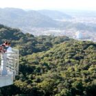 Imagem do Mirante de Joinville com visitantes observando a paisagem