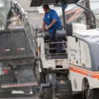 Homem descarrega asfalto em um caminhão