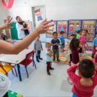 Professoras interagem com crianças em sala de aula de centro de educação infantil