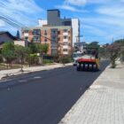 Rua com asfalto novo e máquinas trabalhando