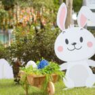 Praça com imagem de um coelho grande no gramado
