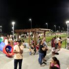 Famílias reunidas e crianças brincando no Passeio Público do Paranaguamirim