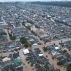 Foto aérea de uma cidade com ruas inundadas pelas chuvas