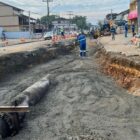 Trabalhadores da Águas de Joinville realizam reparos na via