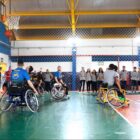 Alunos jogam basquete em cadeira de rodas com atletas do Cepe